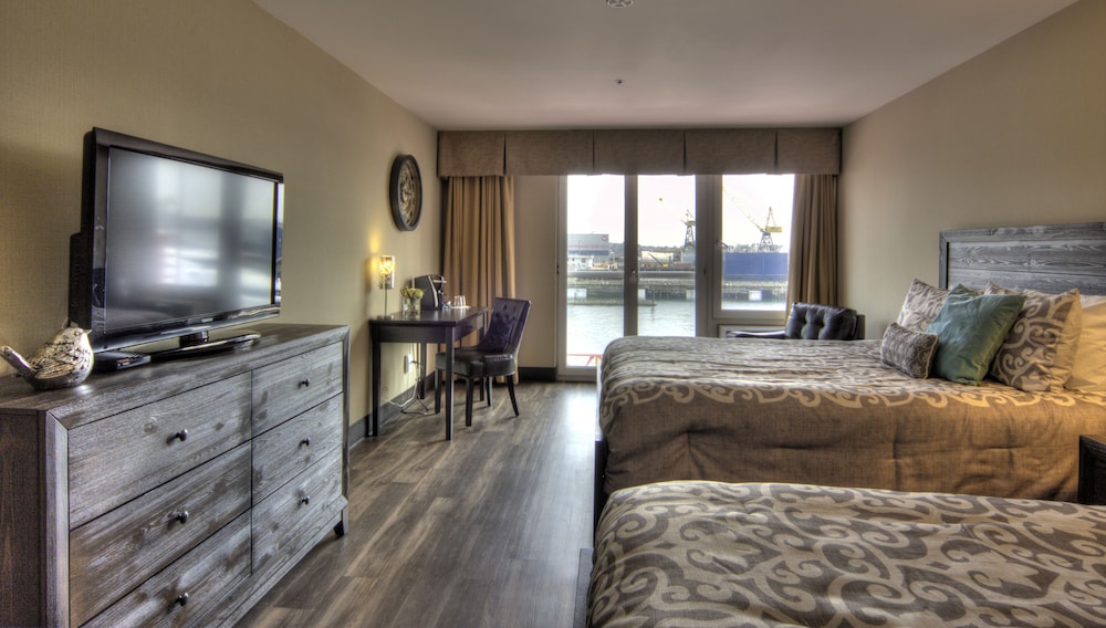 Lonsdale Quay Hotel 49/76