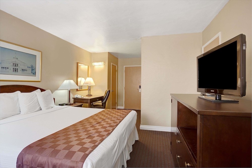 Travelodge by Wyndham Everett City Center 14/19