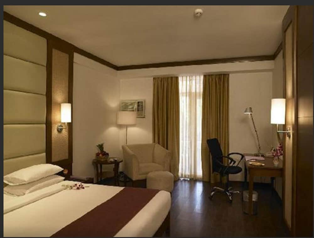 Royal Orchid Resort & Convention Centre Bangalore 14/34