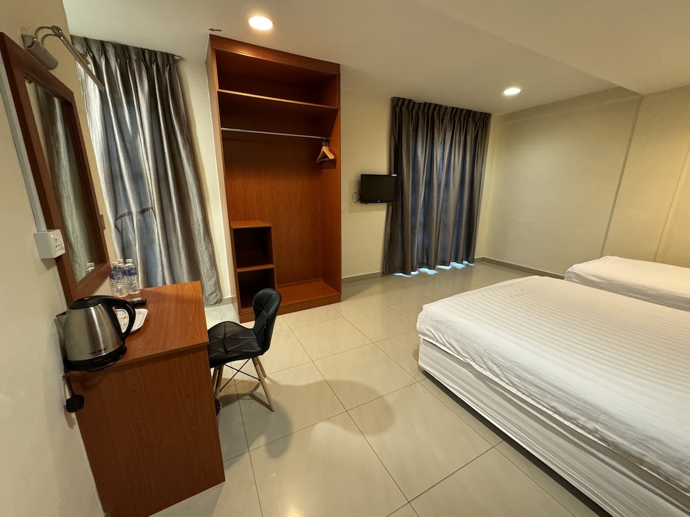 Superior, Deluxe, 1 Queen and 1 Single Bed