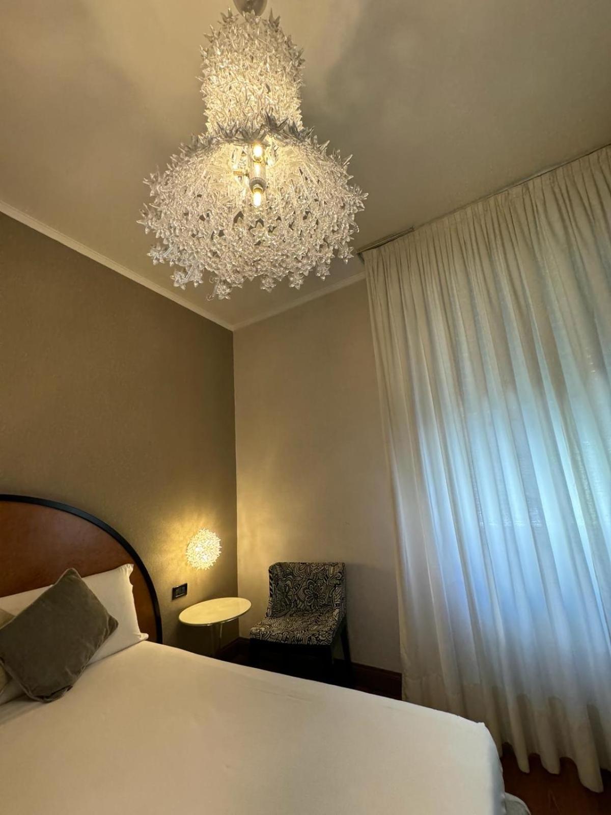 ROOM, SINGLE
