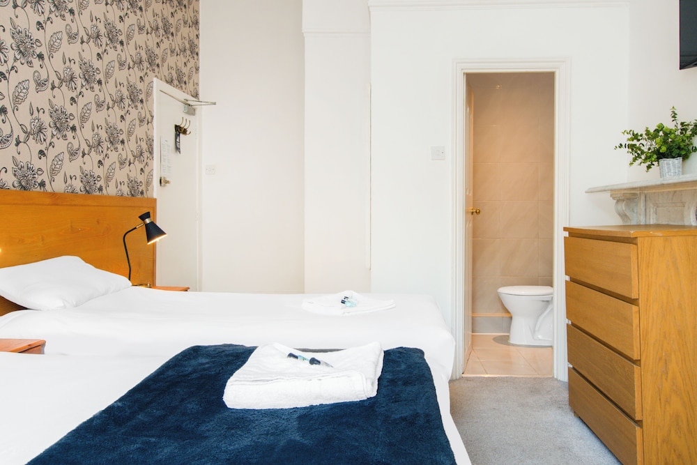 OYO The Lodge Bournemouth 30/47