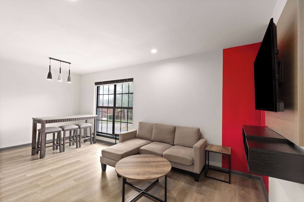 Ramada by Wyndham Studio Suites Dothan 13/35