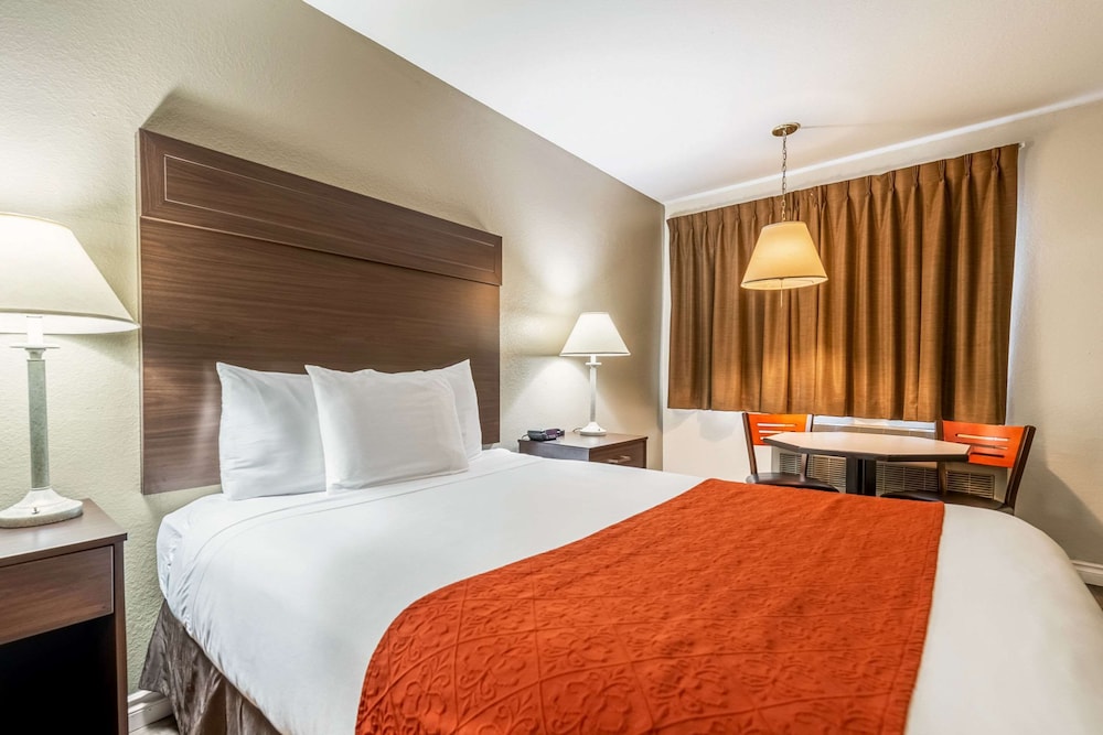Econo Lodge Washington Harbor 15/30