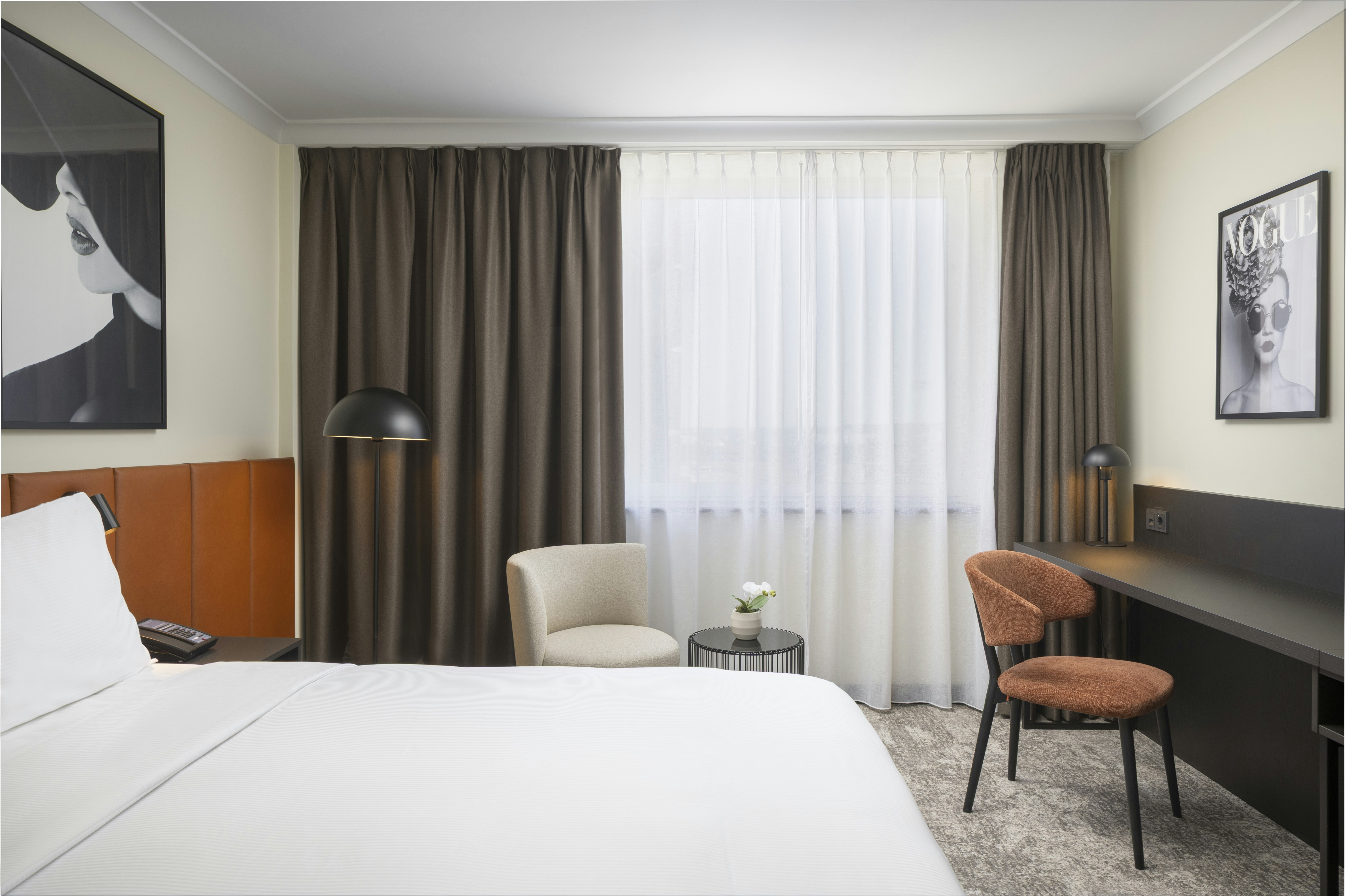 غرفة بريميوم تنفيذية بسرير كينج، Hilton Duesseldorf 2/3