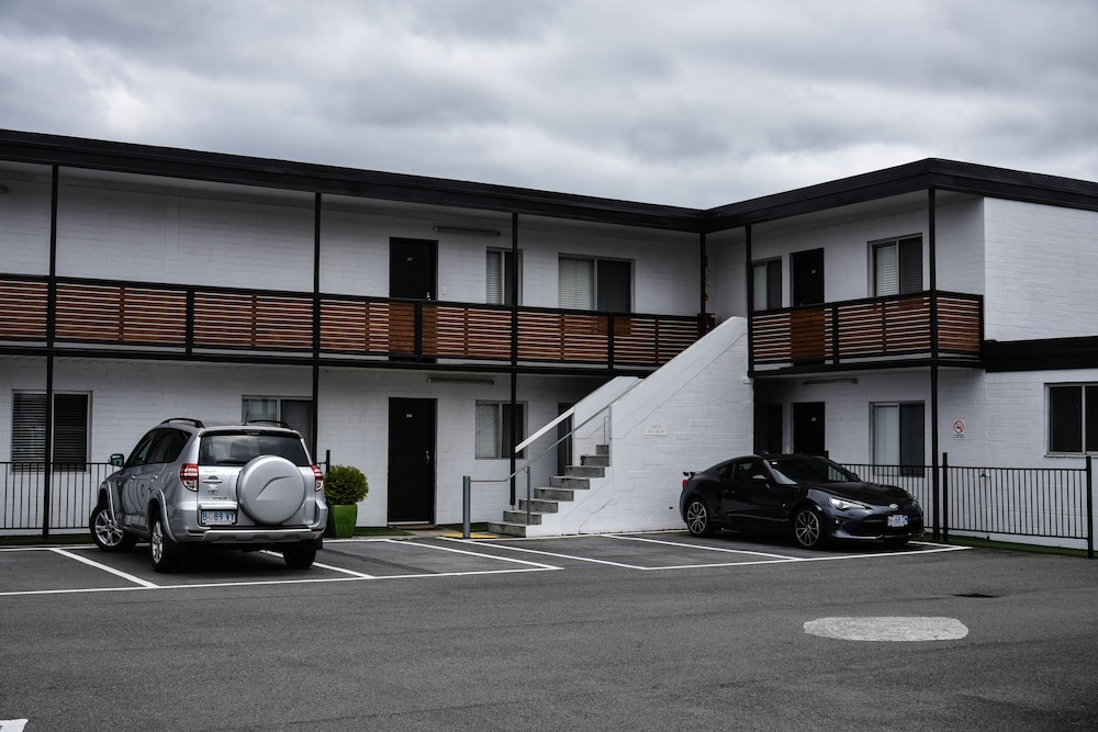 HOBART TOWER MOTEL 38/43