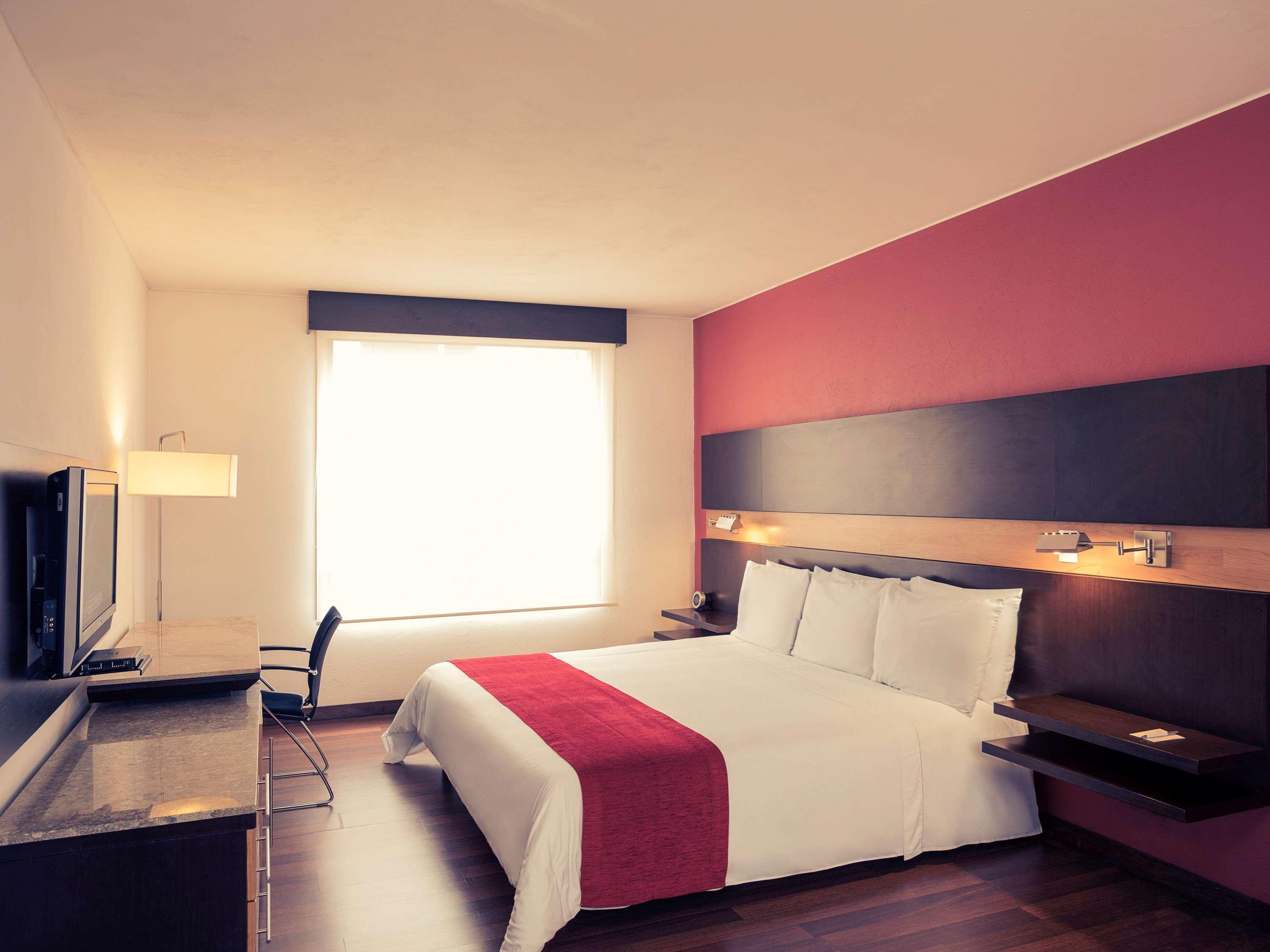 ROOM, QUEEN BED