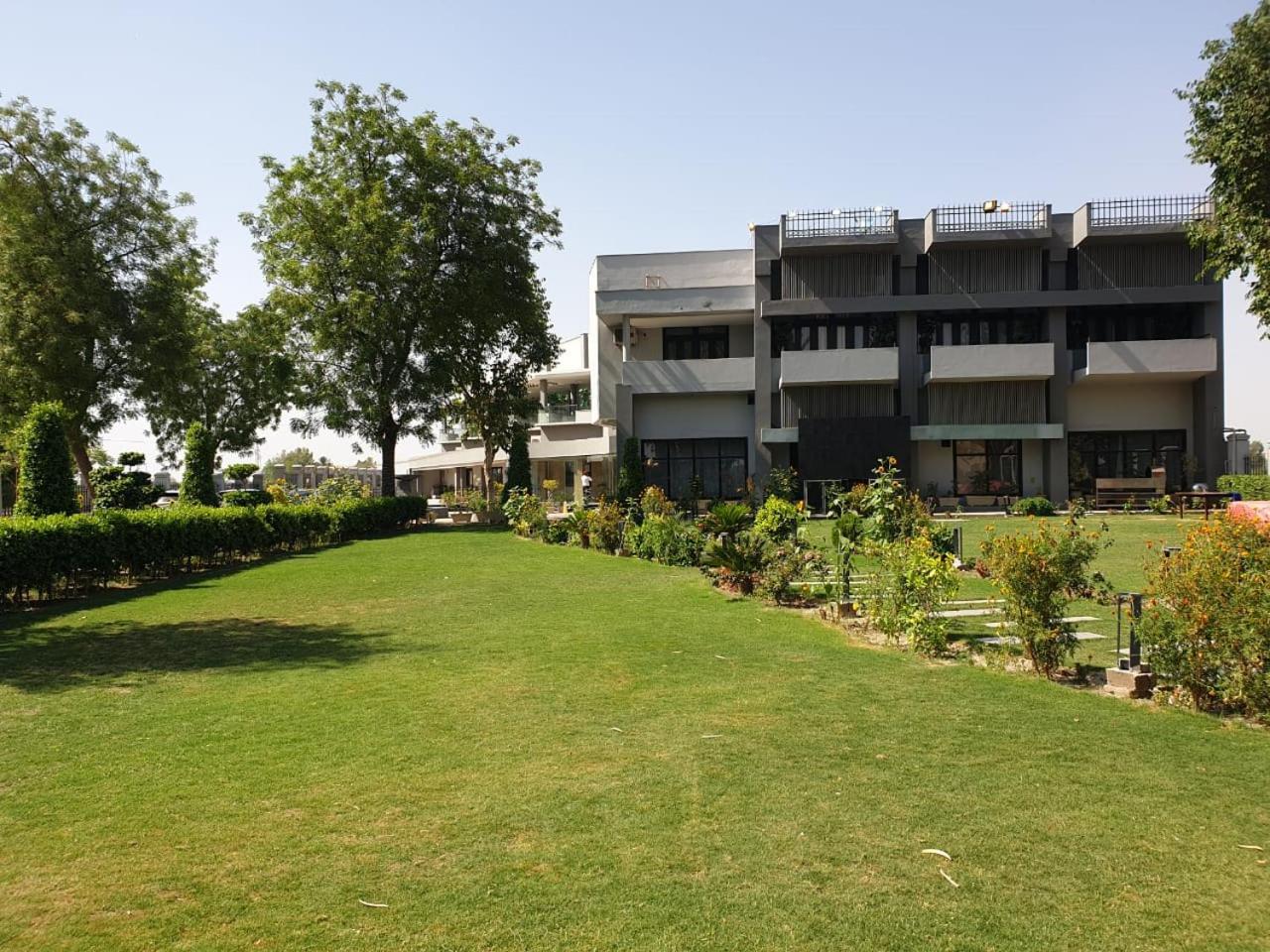 RT Grace Royal Taj Hotel Sukkur 53/58