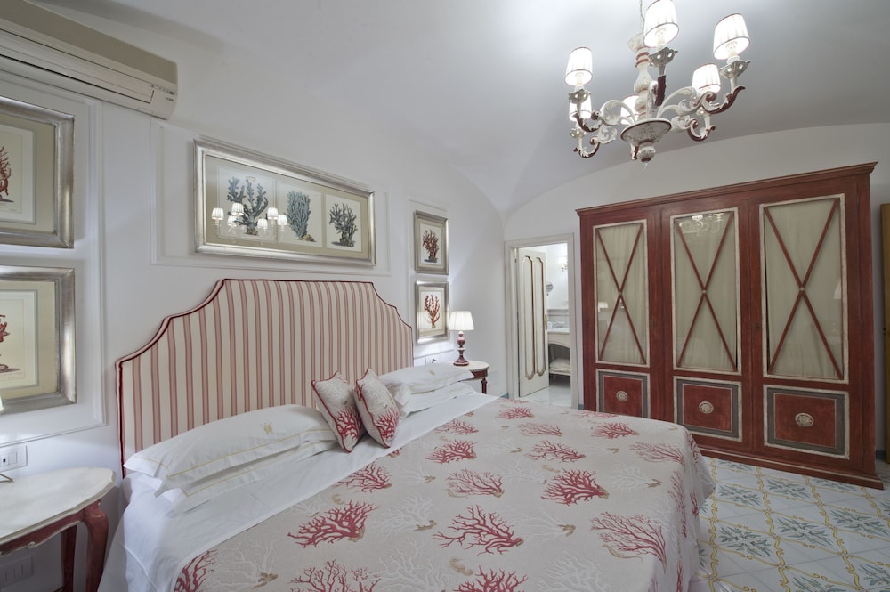 غرفة ديلوكس بسرير كوين بإطلالة على البحر بشرفة، Villa Corallium 5/10