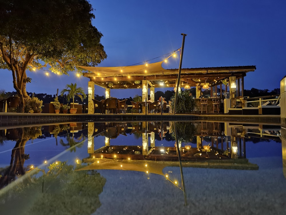 Edgewater Dive & Spa Resort 63/73