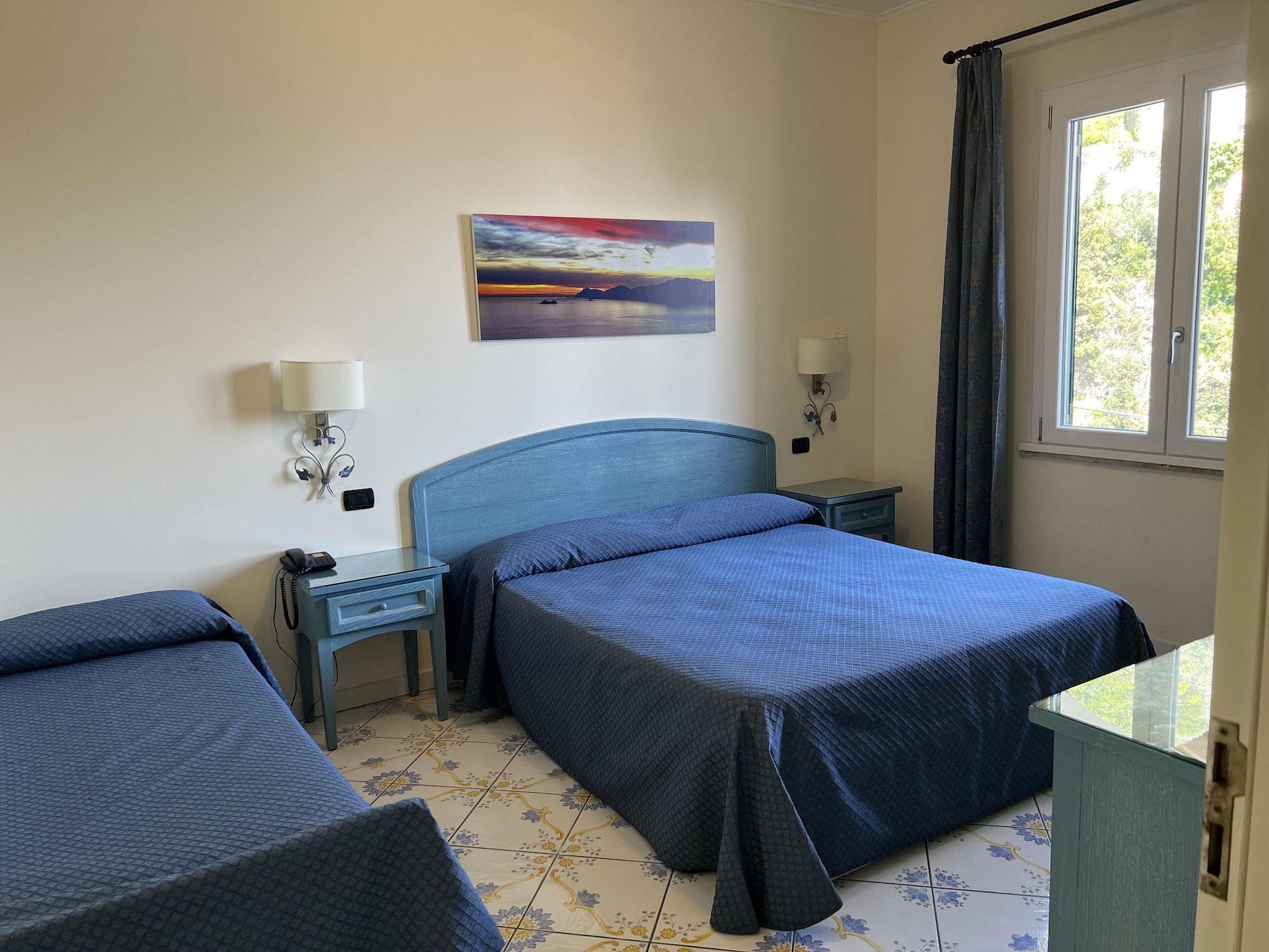 غرفة رباعية بسرير مزدوج وسريرين منفصلين، La Pergola Hotel 5/9