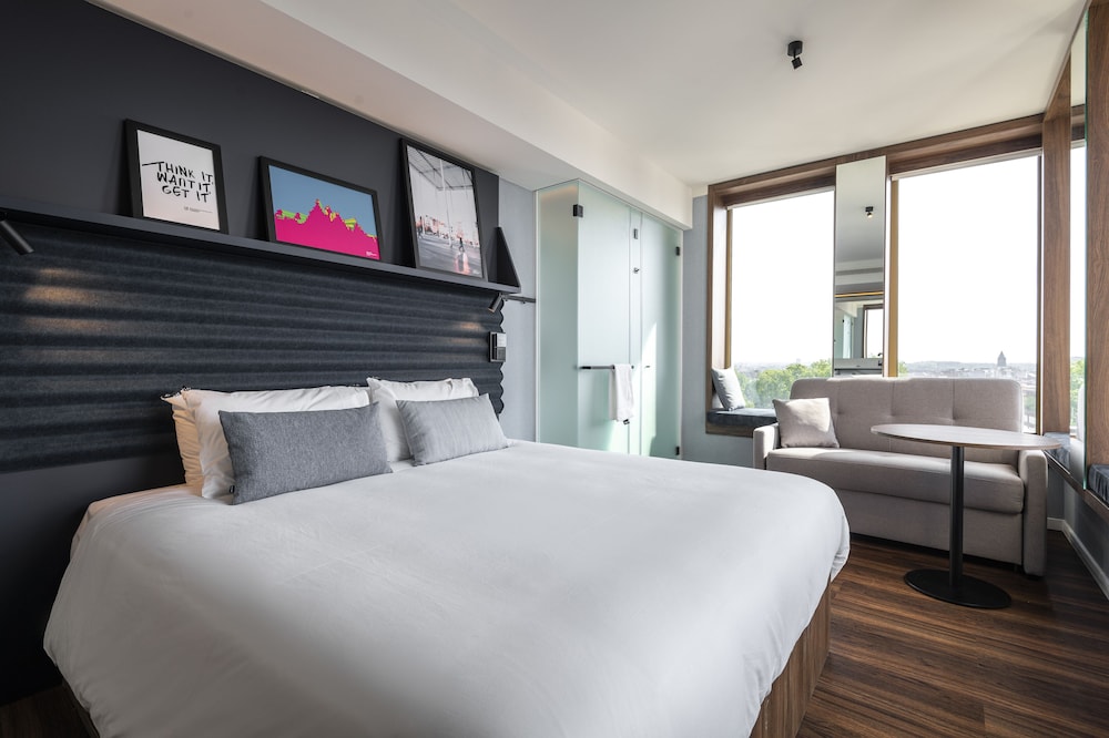 ROOM, KING BED, SOFA