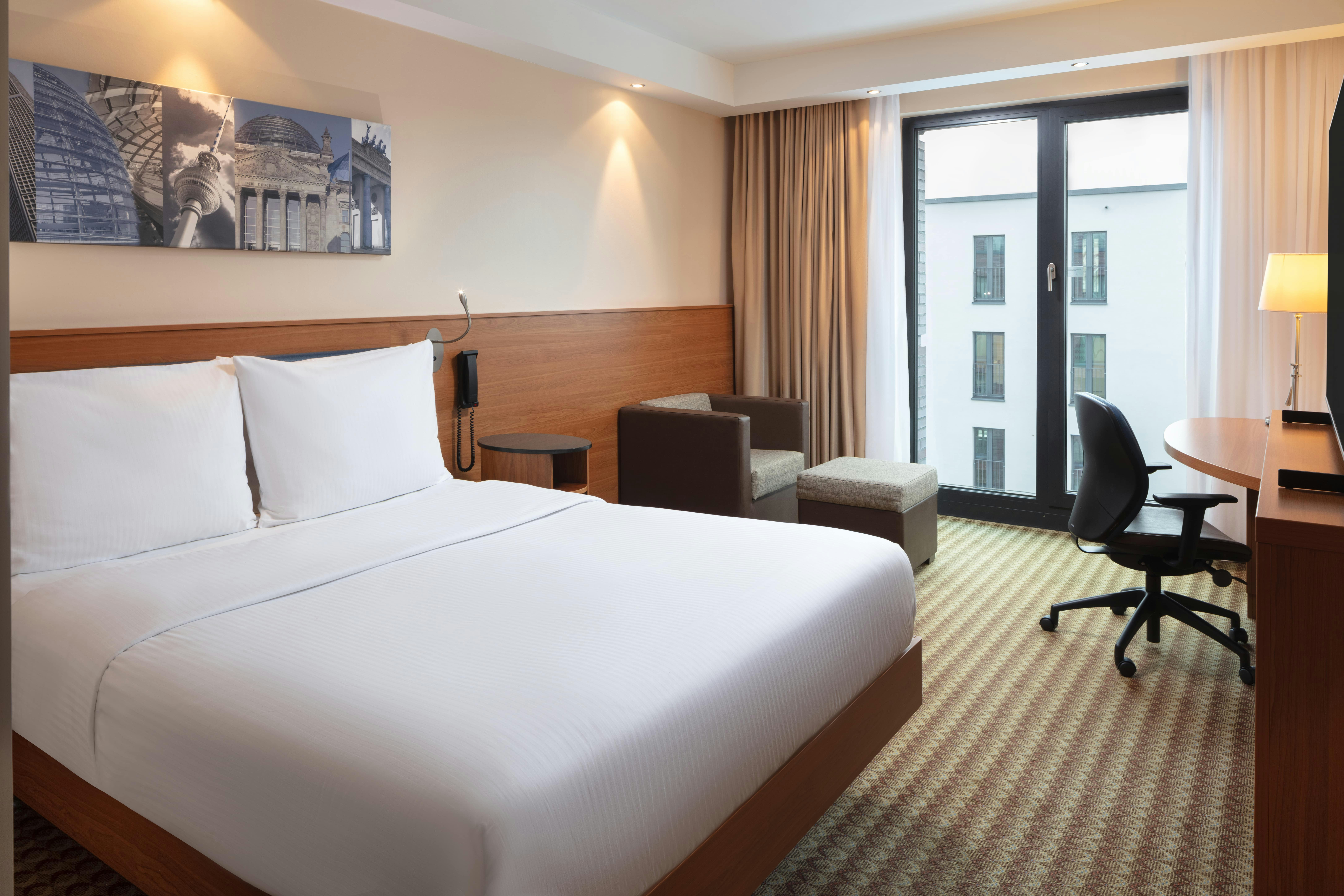 ROOM, QUEEN BED