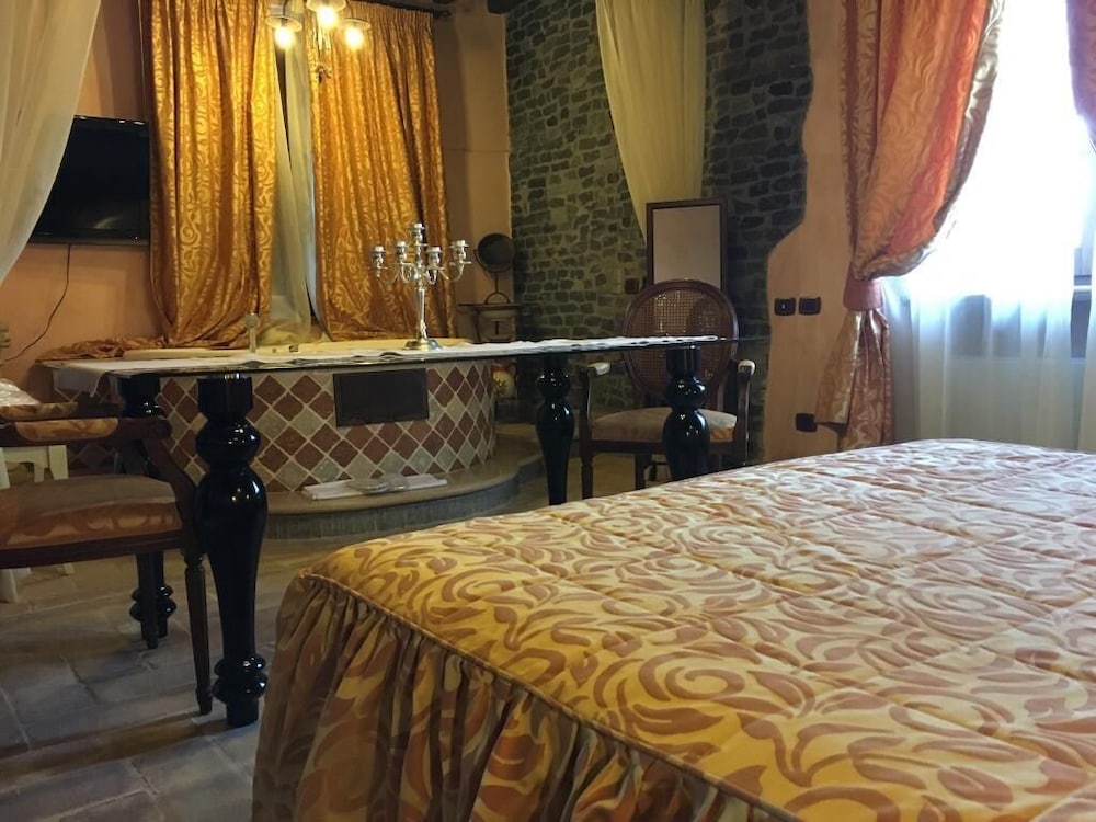 EXCLUSIVE, STUDIO, SUITE
