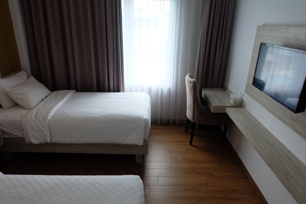 Front One Akshaya Hotel Karawang 18/61