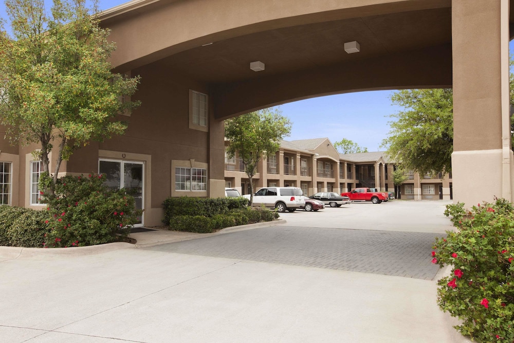 Howard Johnson by Wyndham Grand Prairie Near Lone Star Park 1/20