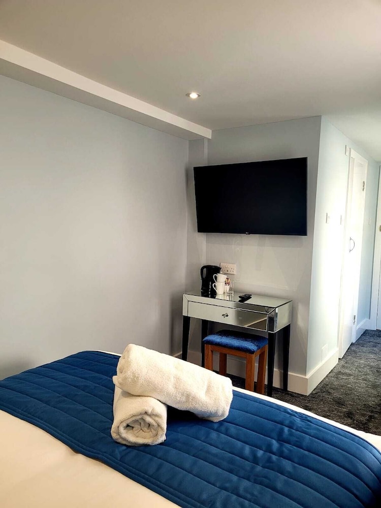 MENTONE HOTEL 47/78
