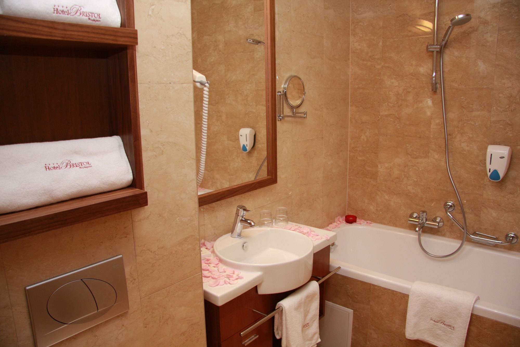غرفة ديلوكس بسرير مزدوج، Hotel Bristol Budapest 6/8
