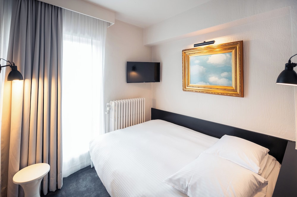 ROOM, DOUBLE BED, SMALL