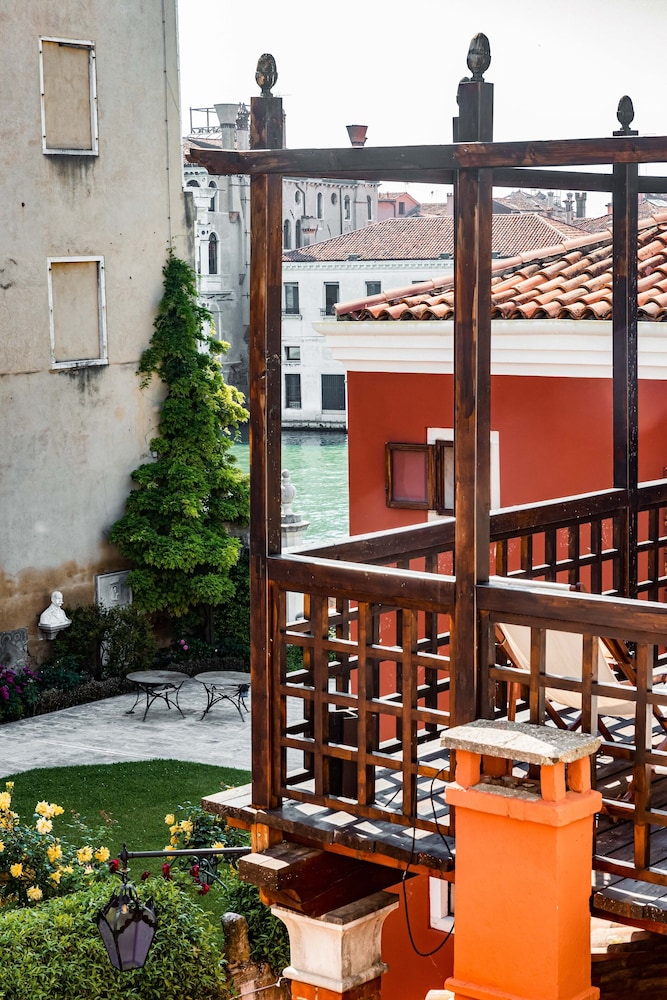 Hotel Dei Dragomanni 43/50