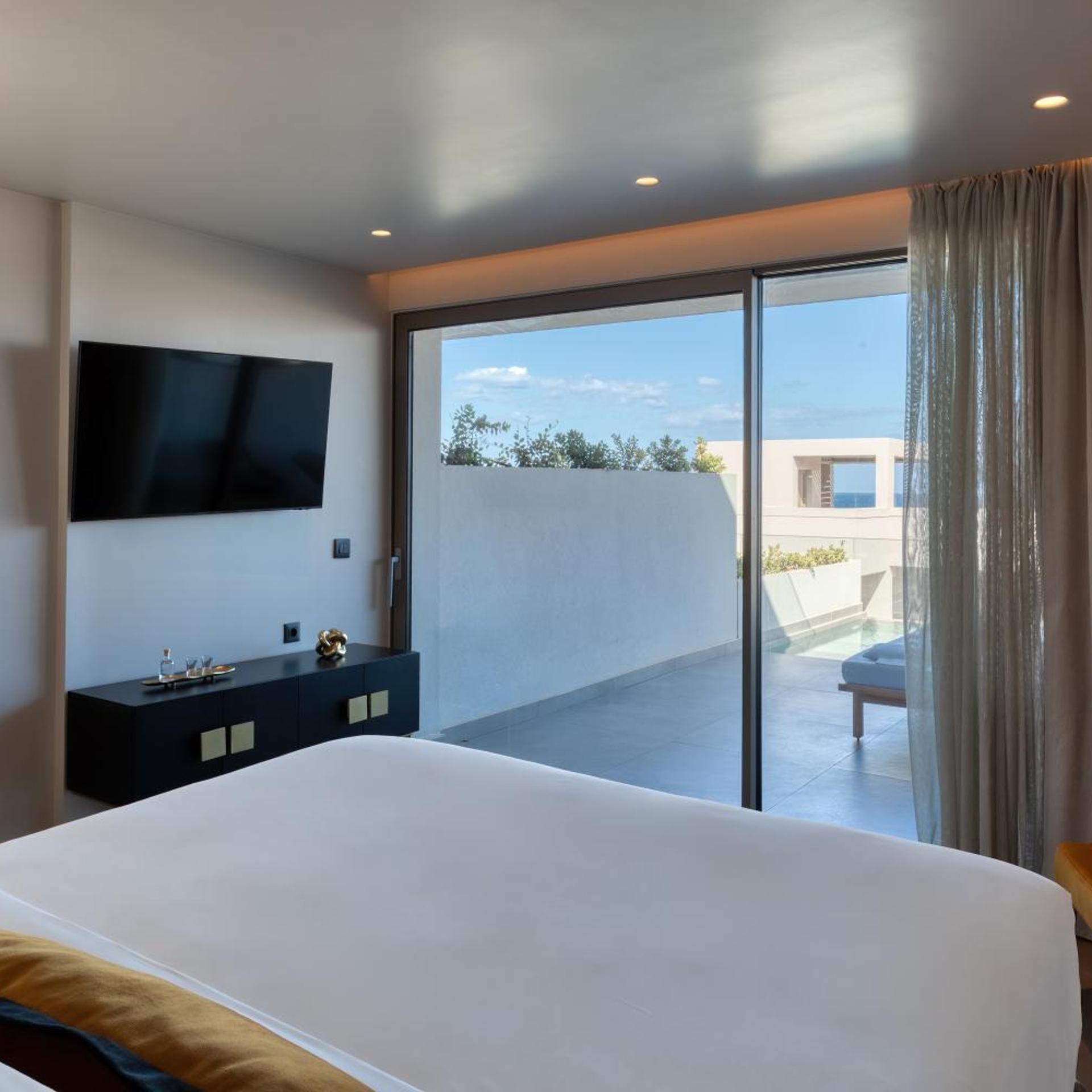 Ivory, Gold, Pool, Suite, Single, Side Sea View