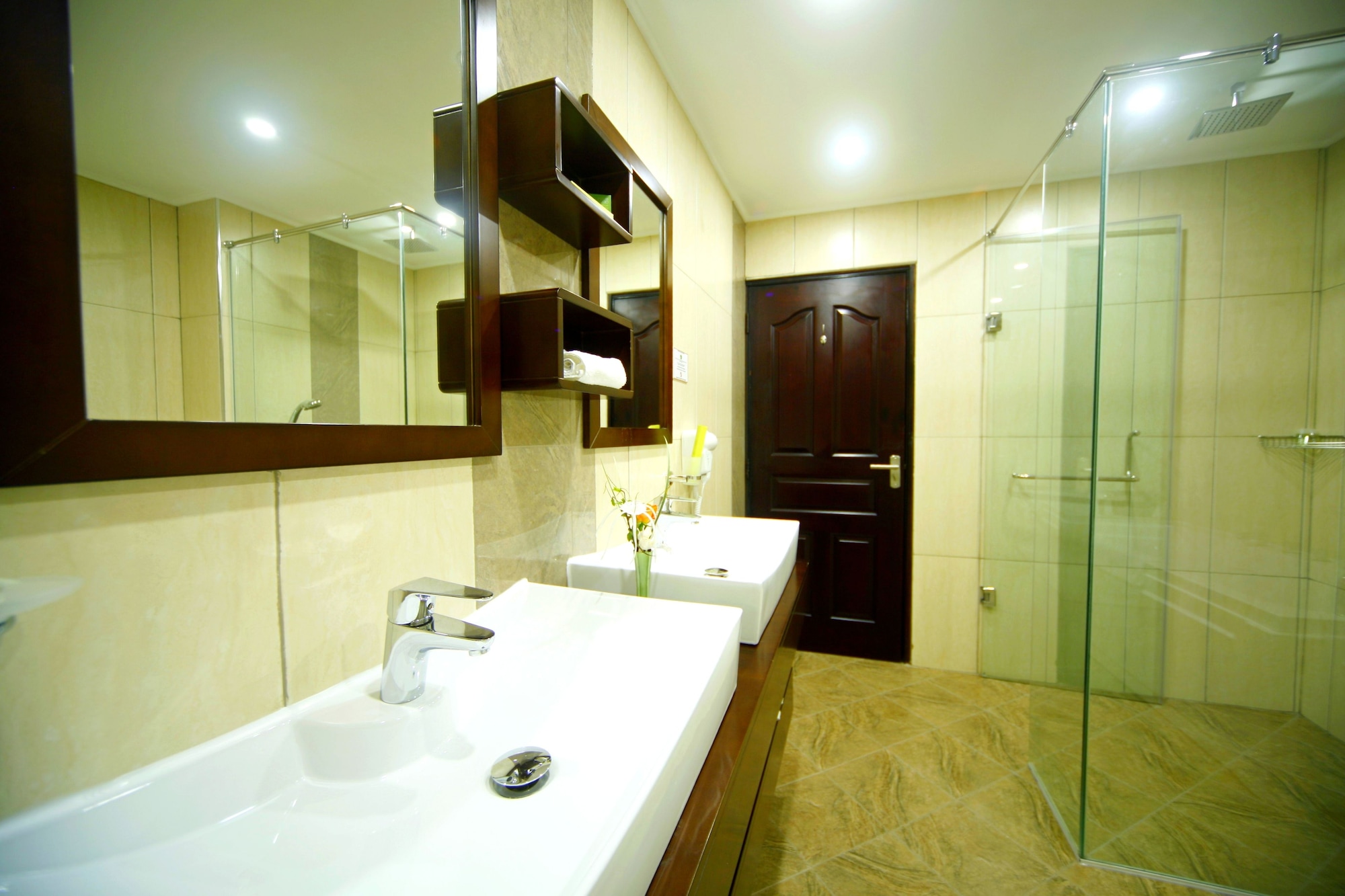 جناح بسرير كينج بمنطقة جلوس، Best Western Premier Garden Hotel Entebbe 2/5