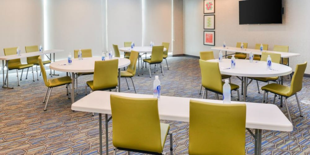 Holiday Inn Express Alliance 44/63