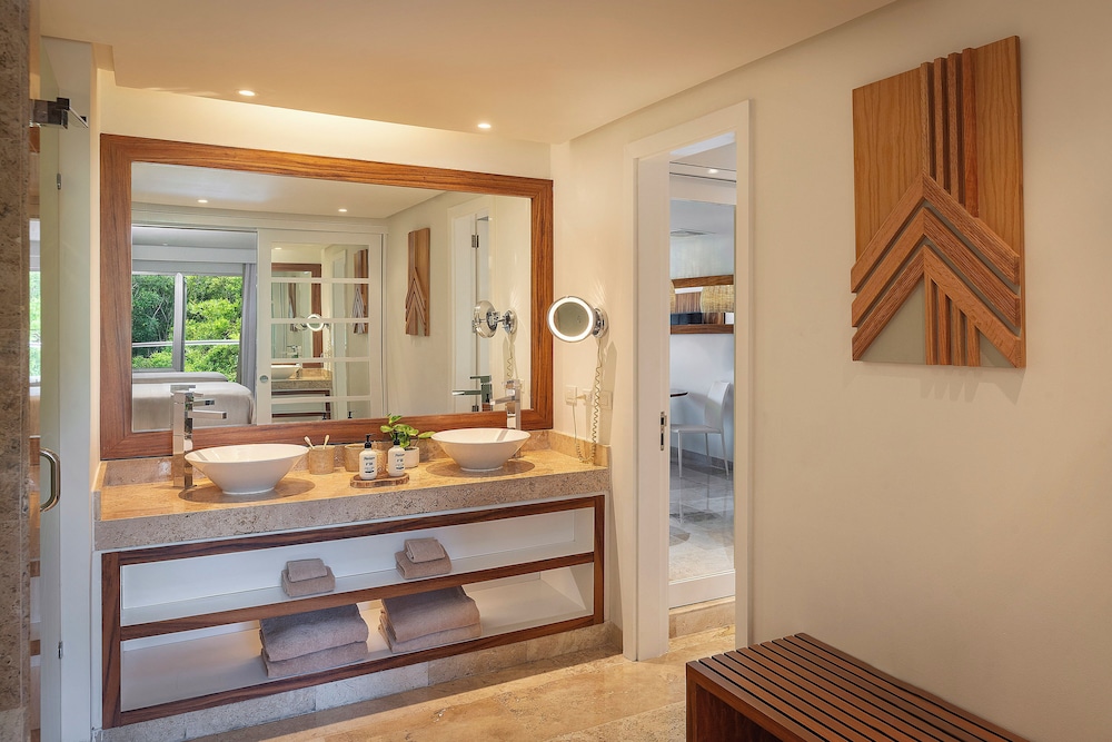 Reserve, Swim Up, Suite, King Bed