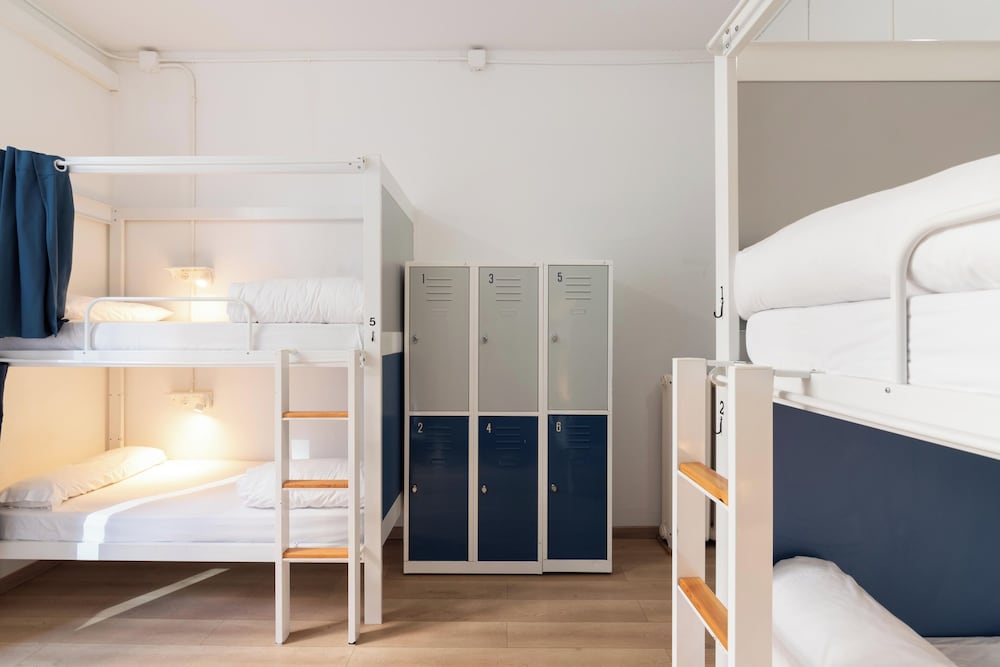 PRIVATE, 8 BEDS, SHARED BATHROOM