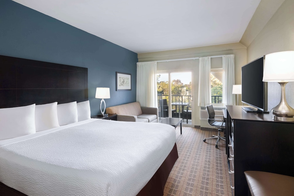 SUITE, KING BED, SOFA, LIVING AREA, BALCONY