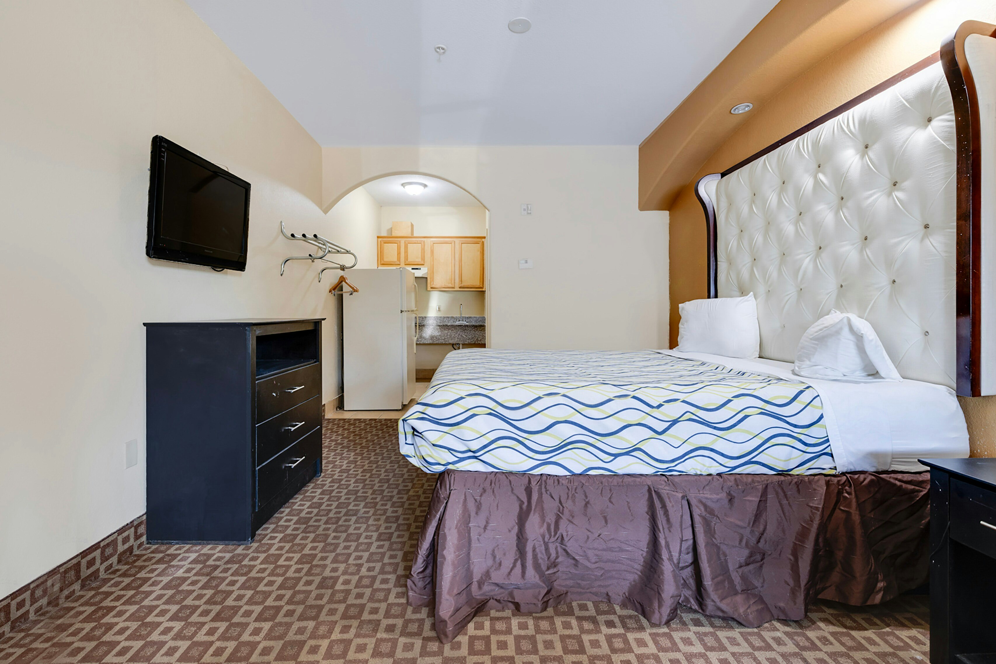 Capital O Deluxe Inn Channelview Houston I-10 36/58