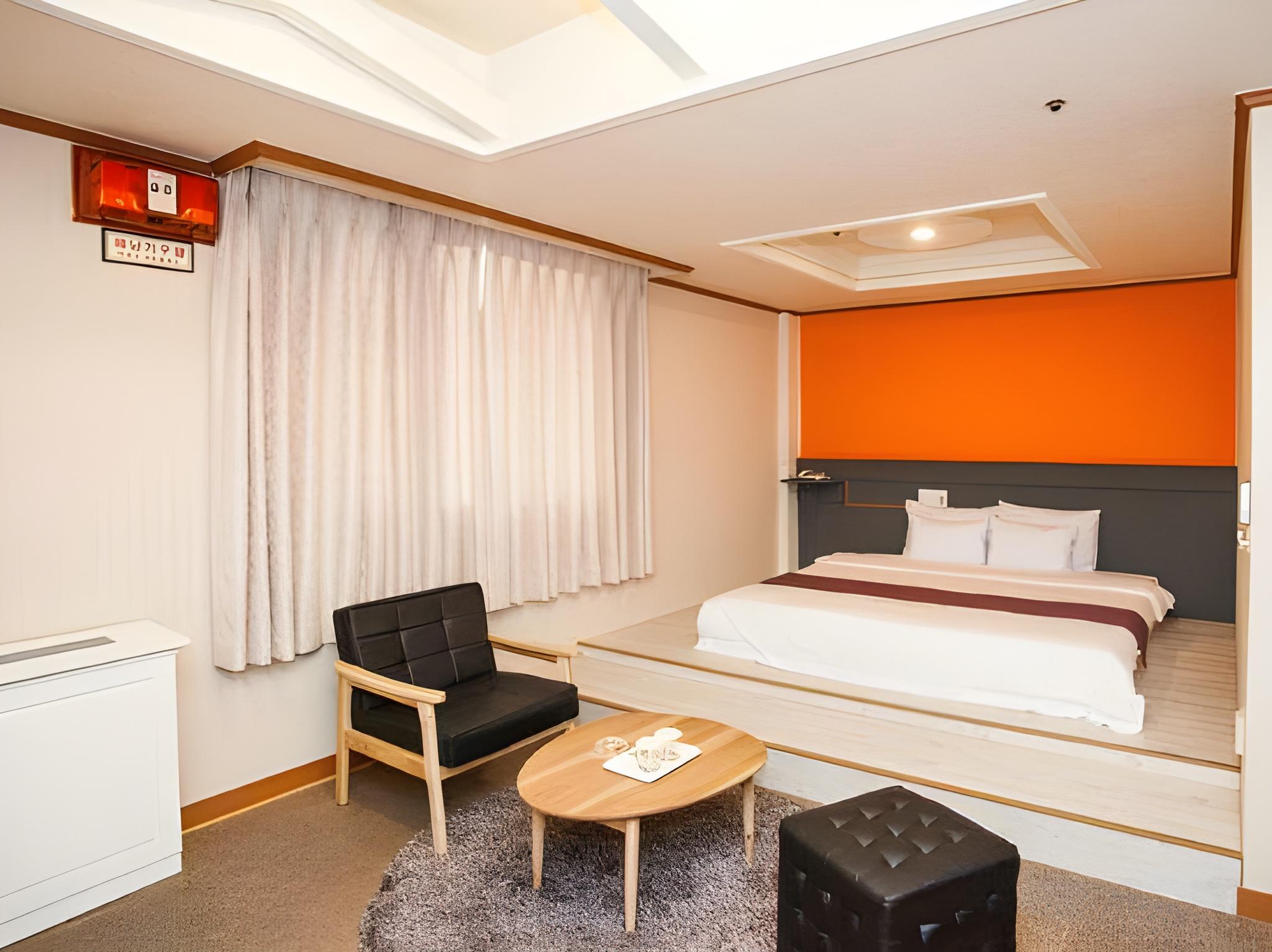 ROOM, DOUBLE BED