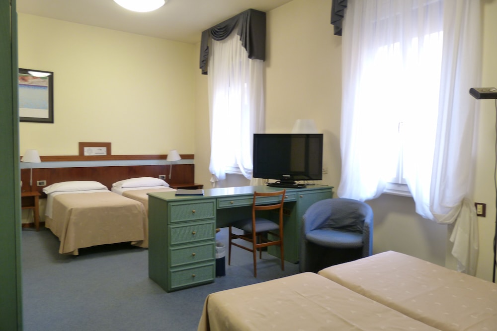 ROOM, QUADRUPLE, DOUBLE BED