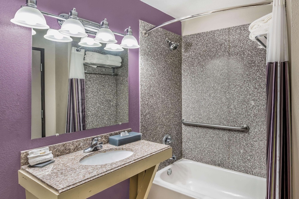 La Quinta Inn & Suites by Wyndham Canton MS 16/37