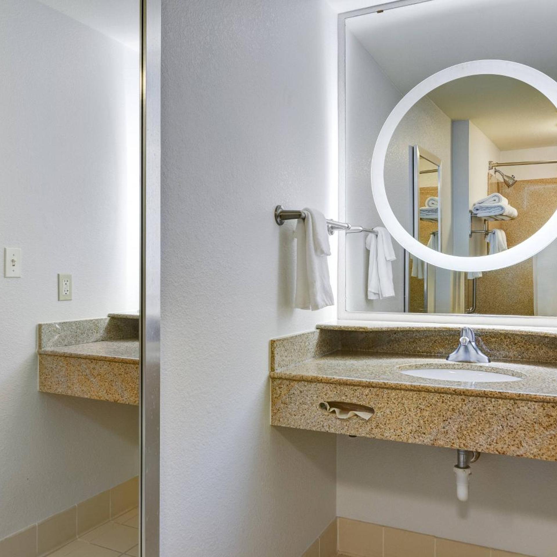 جناح بسرير كينج مع سرير سحّاب إضافي مع أريكة لذوي الإعاقة، Springhill Suites Shreveport-Bossier City/Louisiana Downs 3/6