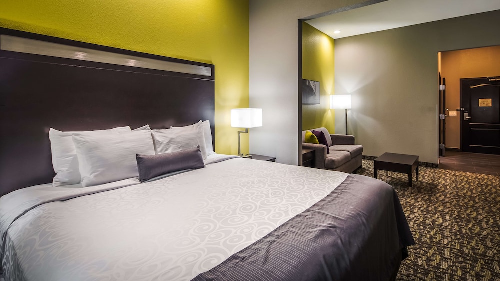 Suite, King Bed, Sofa, Accessible