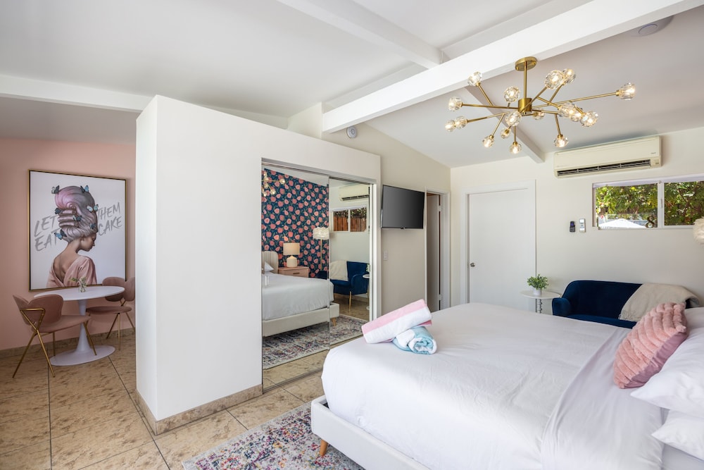 Marilyn, Economy, Studio, Suite, King Bed, Pool View