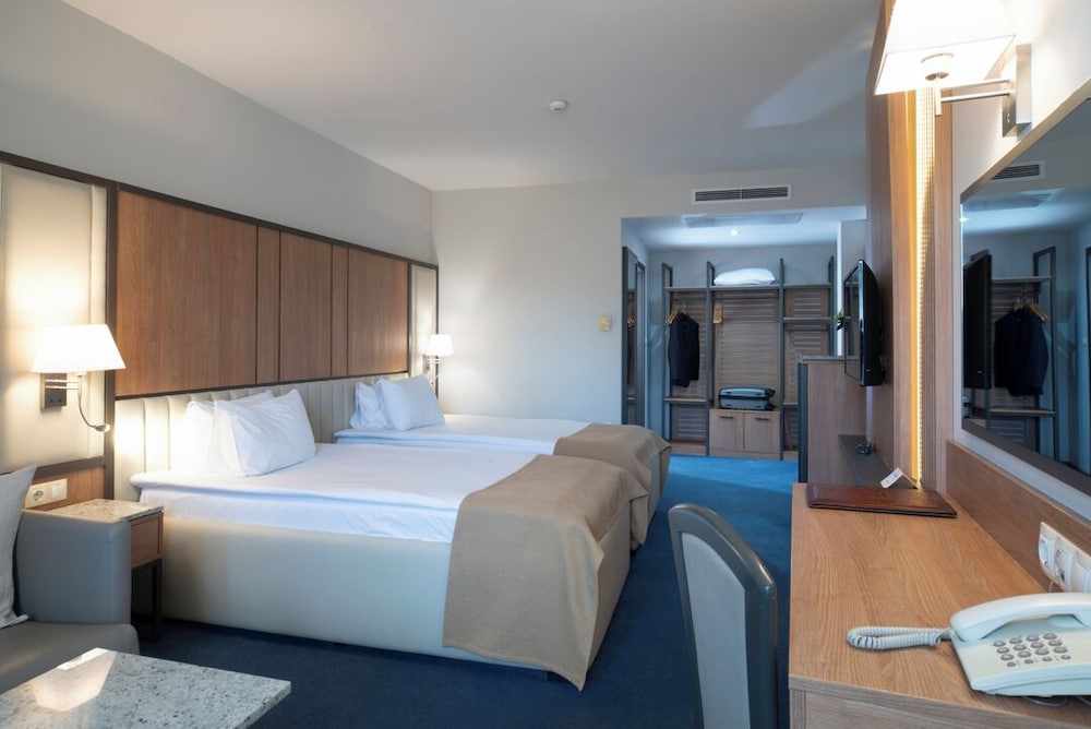 Legends Hotel 12/51