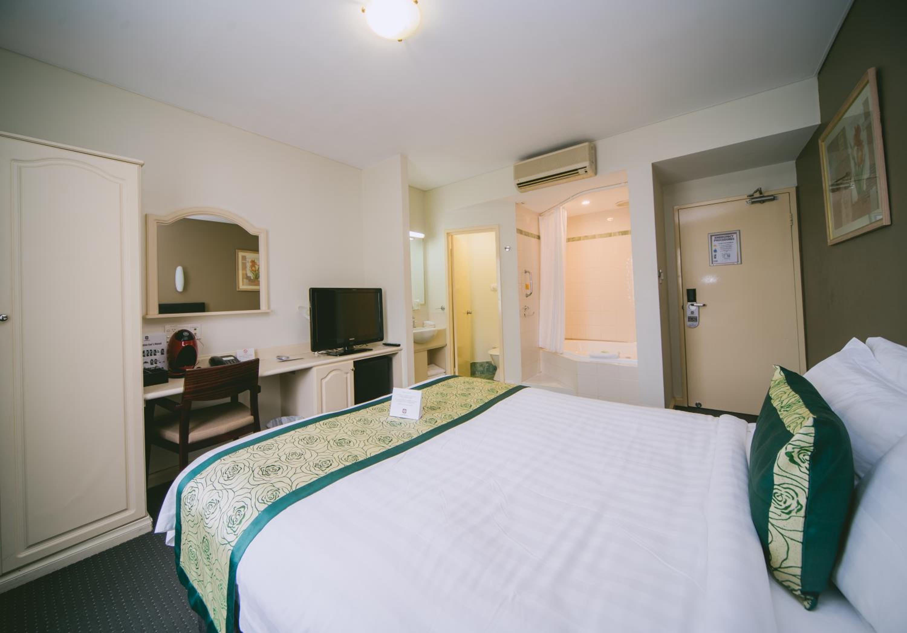 Room, King Bed, Queen Bed, Hot Tub