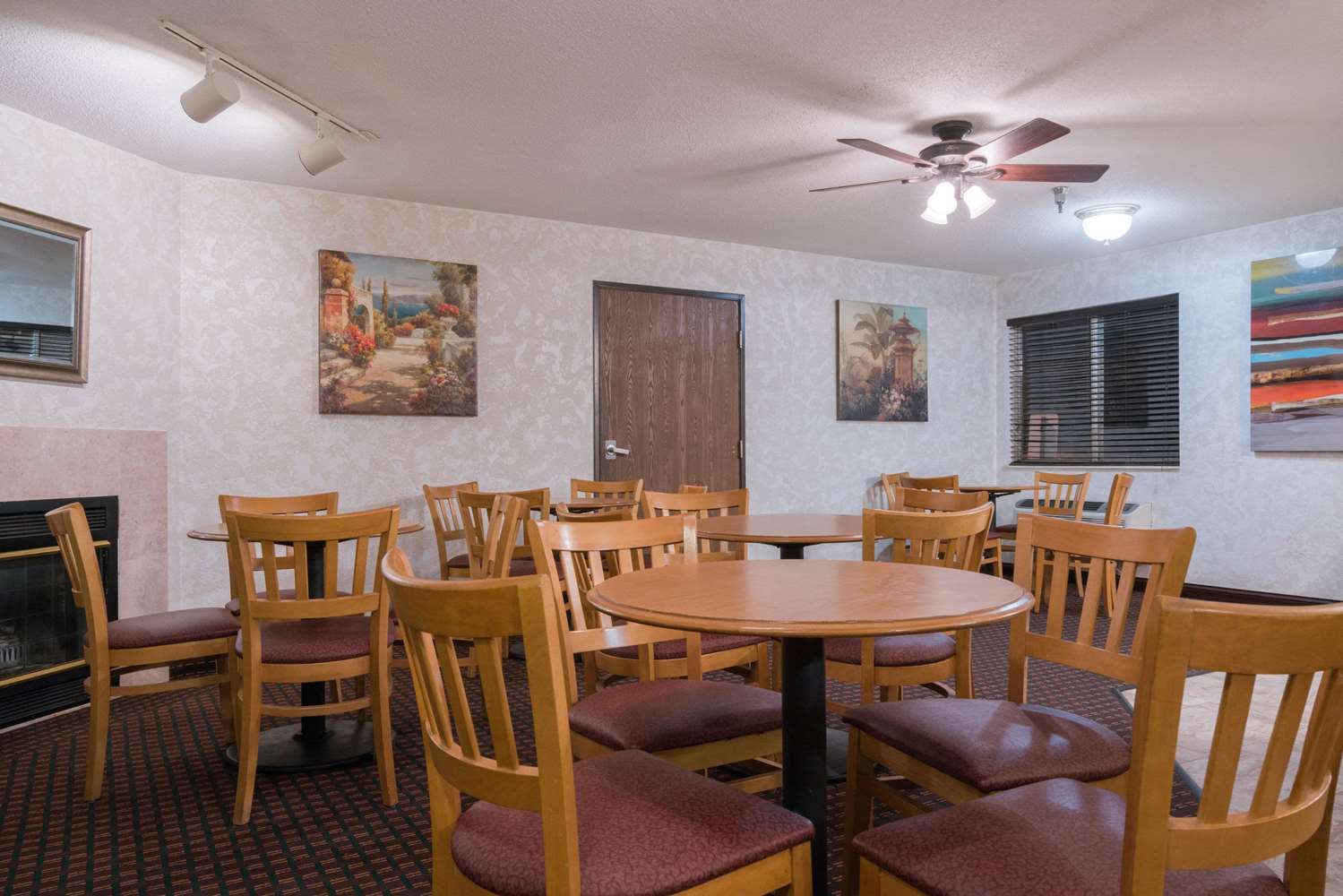Howard Johnson By Wyndham West Fargo 17/21