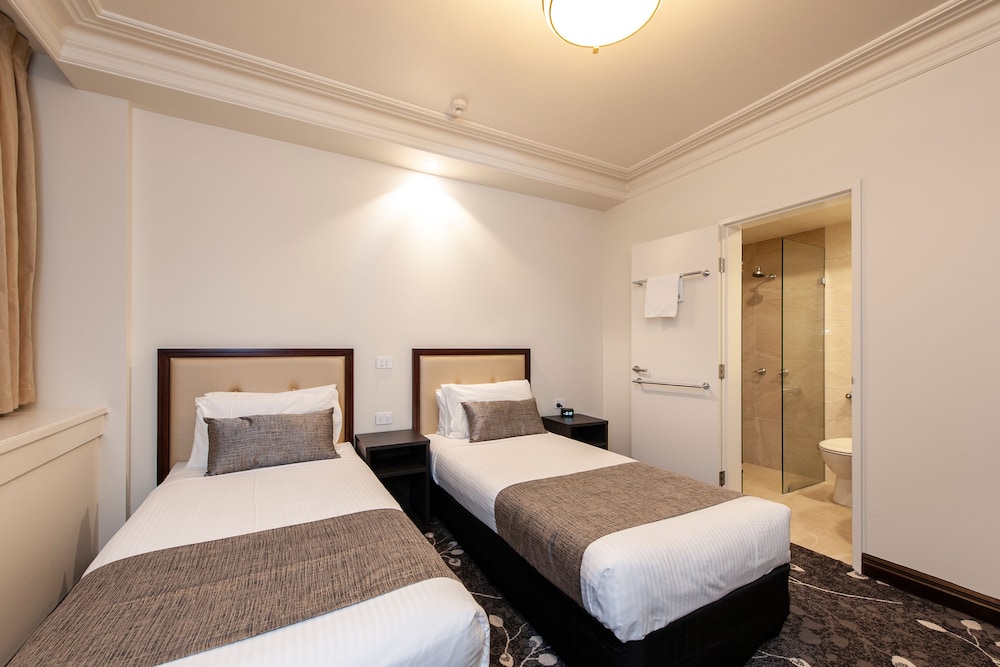 BURKE & WILLS HOTEL 10/63