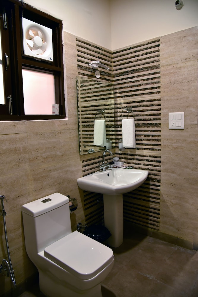 Mastiff Hotel Palampur 54/56