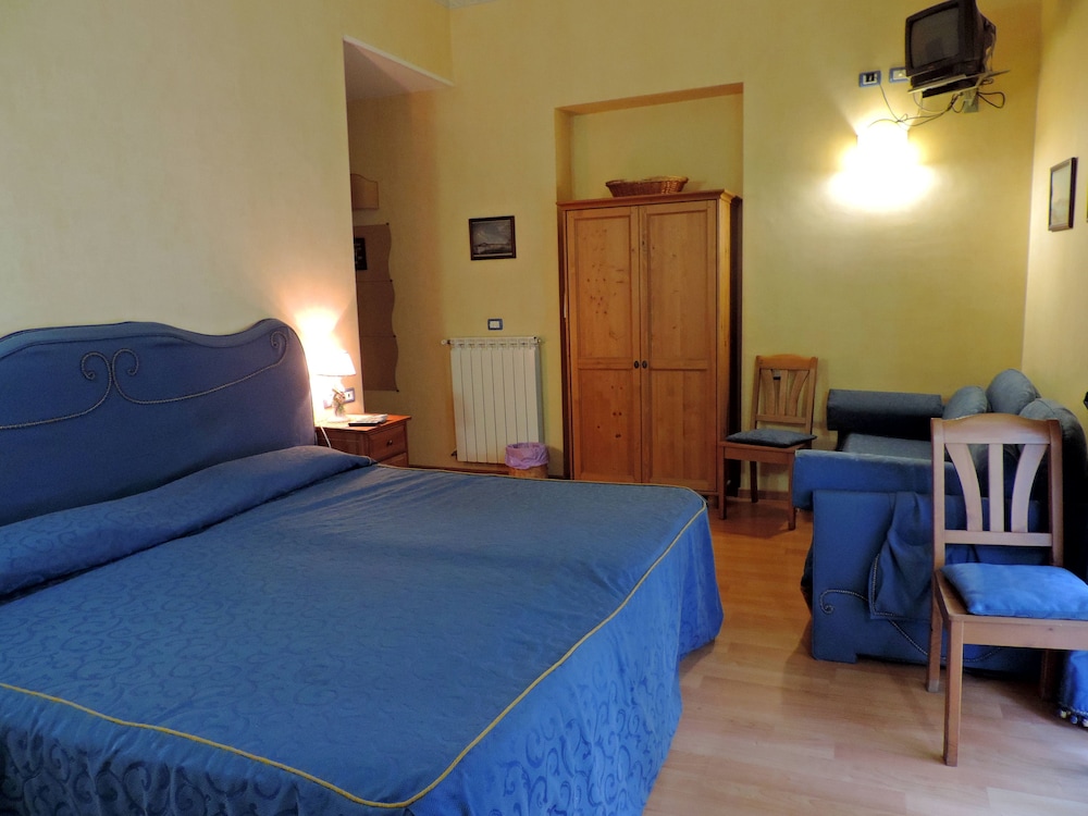 ROOM, QUADRUPLE, PRIVATE BATHROOM
