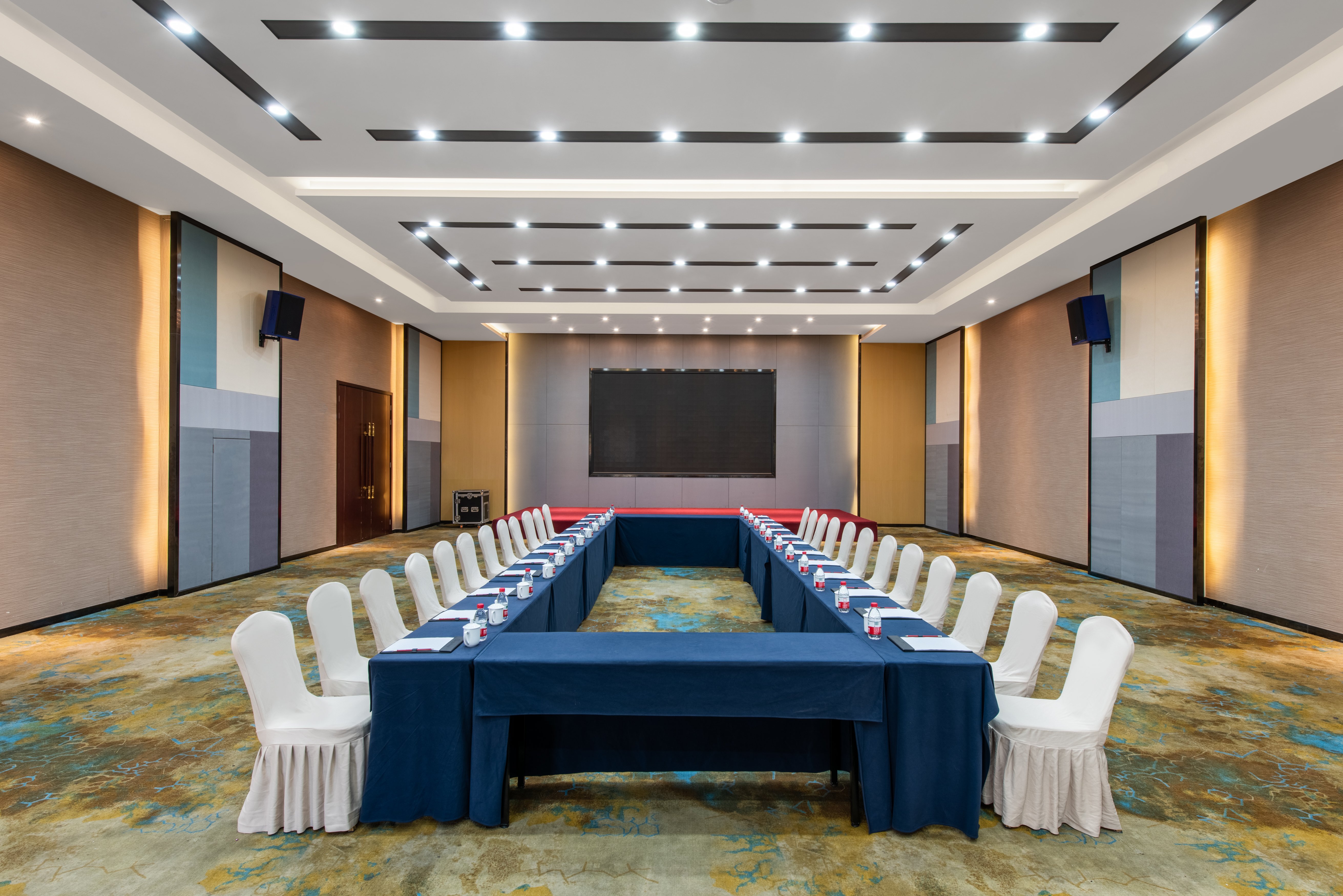 Holiday Inn Express Zhengzhou Airport 37/50