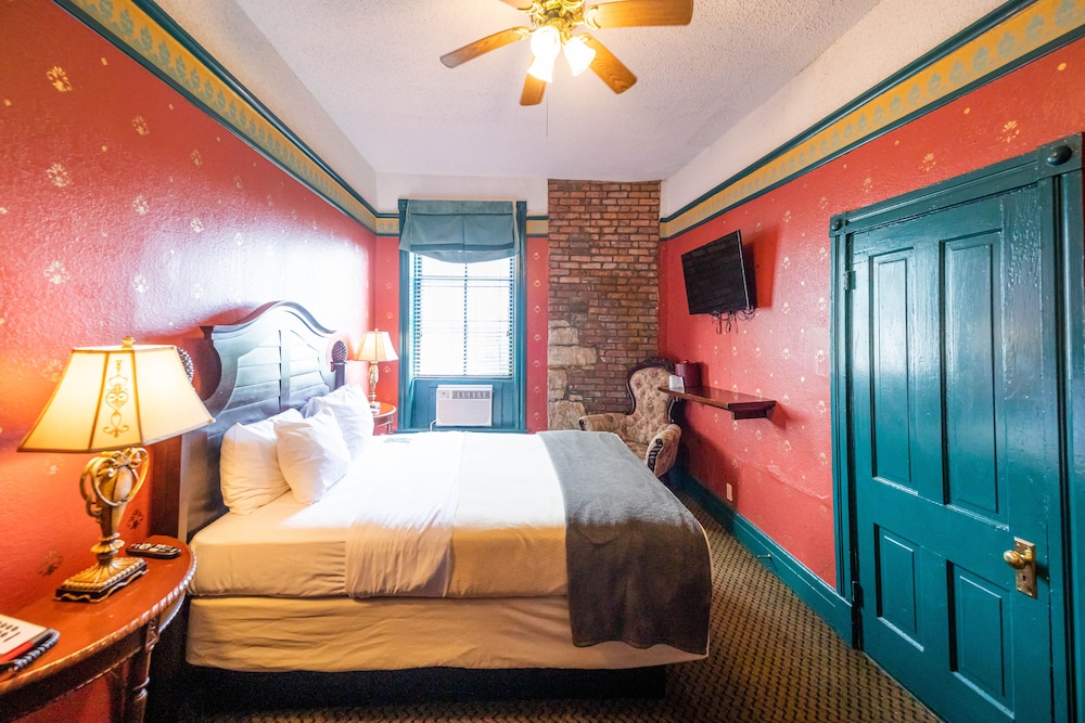 Victorian, Standard, Single, Queen Bed