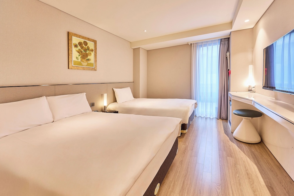 FAMILY, TWIN BEDS