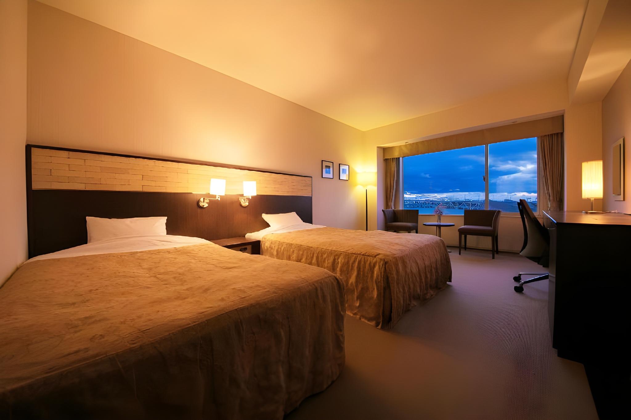 غرفة قياسية بسريرين منفصلين للمدخنين
