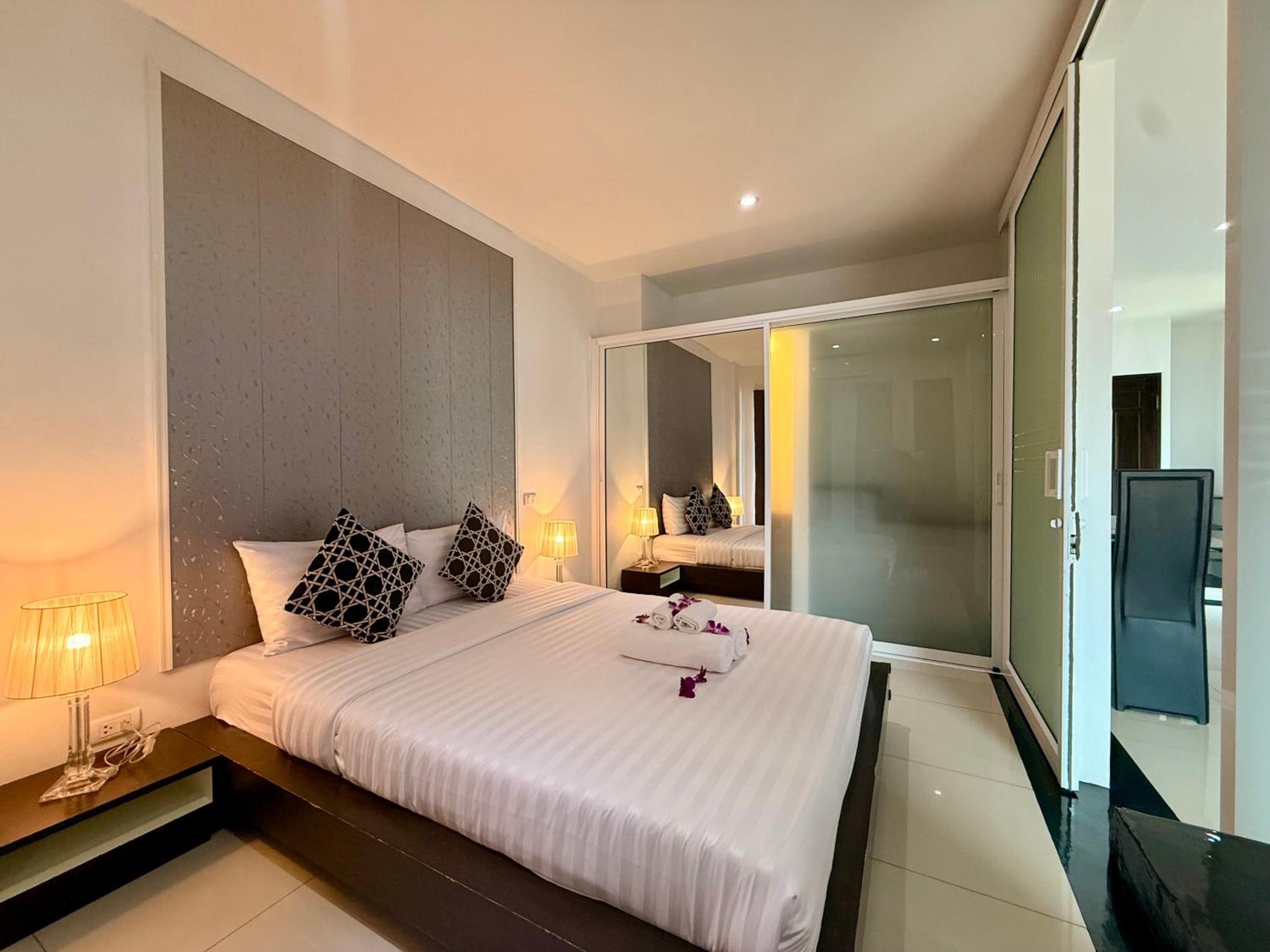 1 Bedroom, Suite, Apartment