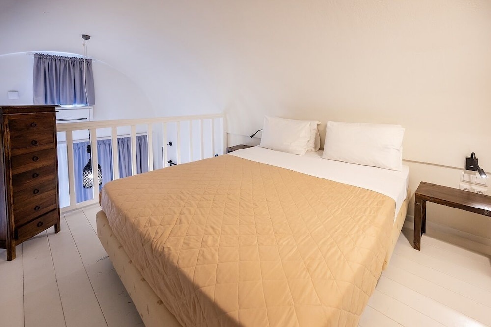 Smy Santorini Suites & Villas 18/76