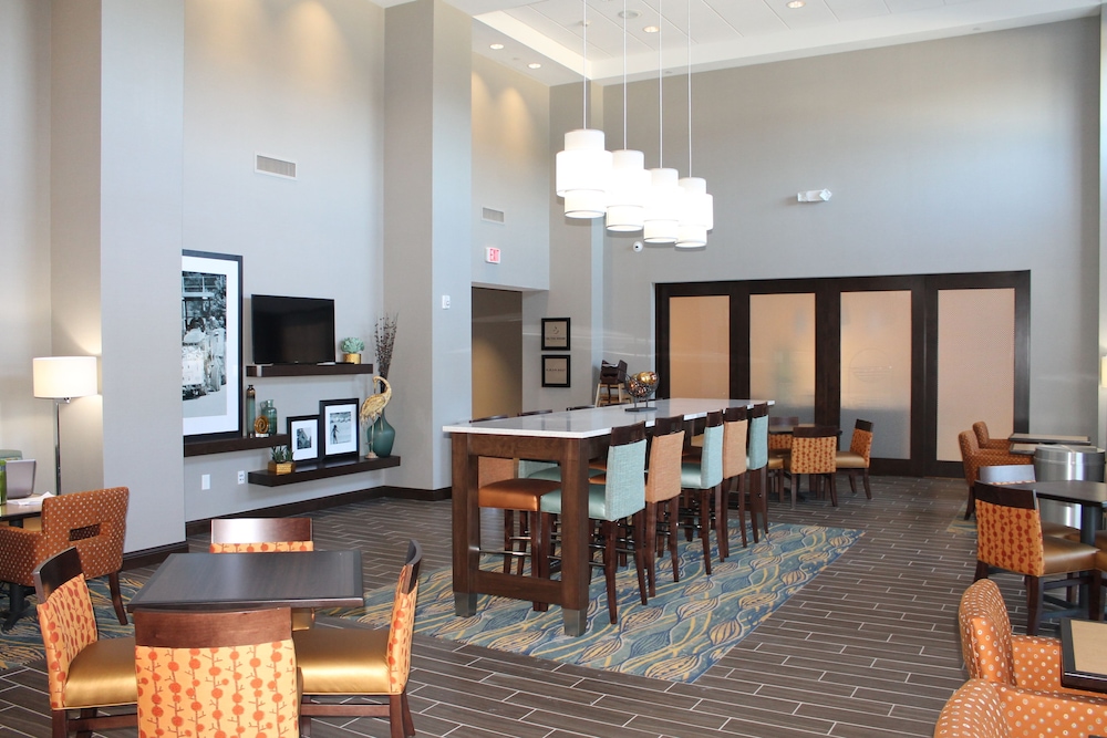 Hampton Inn Suites Deland 58/77